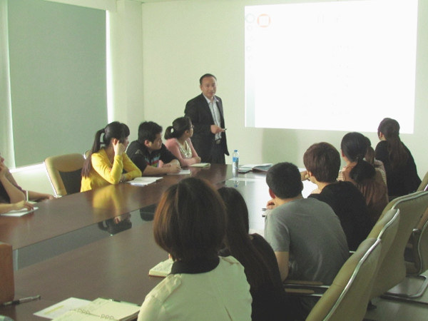 2013年4月24日，正睿老師對(duì)佳樂公司進(jìn)行倉儲(chǔ)管理的培訓(xùn)