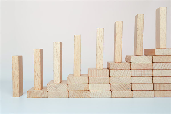精心制定經(jīng)營策略，確保企業(yè)穩(wěn)健發(fā)展，實現(xiàn)長期盈利