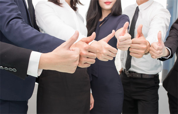 在企業(yè)管理中，專權式和民主式管理各有哪些優(yōu)缺點？