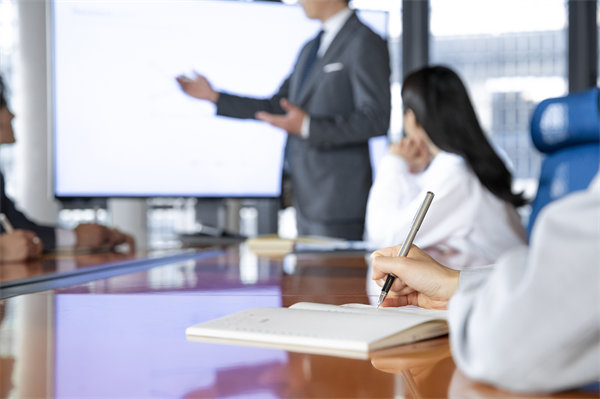 如何保證企業(yè)的年度工作方向與經(jīng)營目標(biāo)保持一致？
