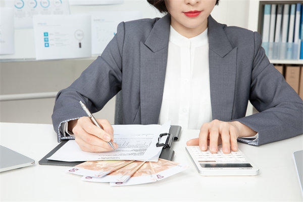 薪酬透明度：公開(kāi)薪資信息對(duì)企業(yè)和員工有何利弊？