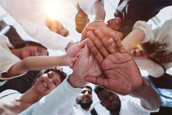 跨國企業(yè)如何管理文化差異以實(shí)現(xiàn)全球戰(zhàn)略協(xié)同？