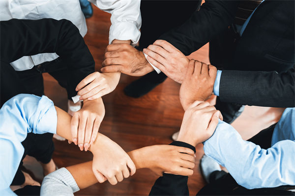 在制定企業(yè)戰(zhàn)略規(guī)劃時，如何平衡短期與長期目標(biāo)？