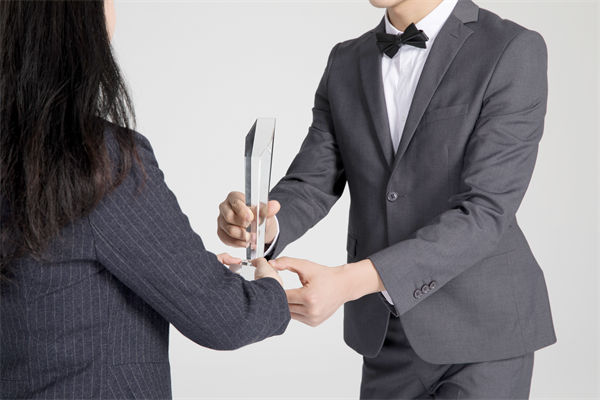 績效管理中，如何激勵優(yōu)秀員工，又幫助其提升？