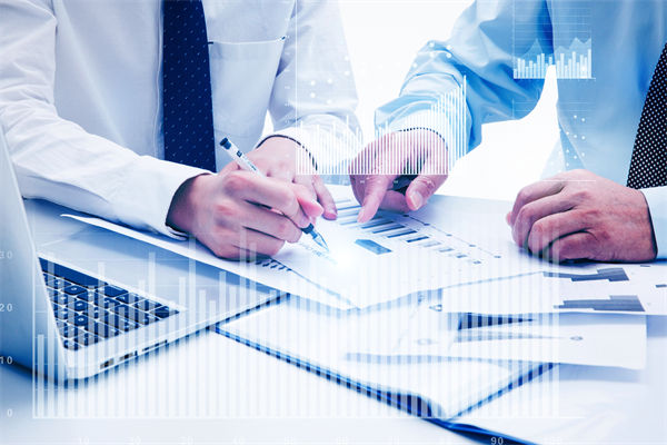 如何通過預算分析，識別企業(yè)運營中的潛在風險與機遇？